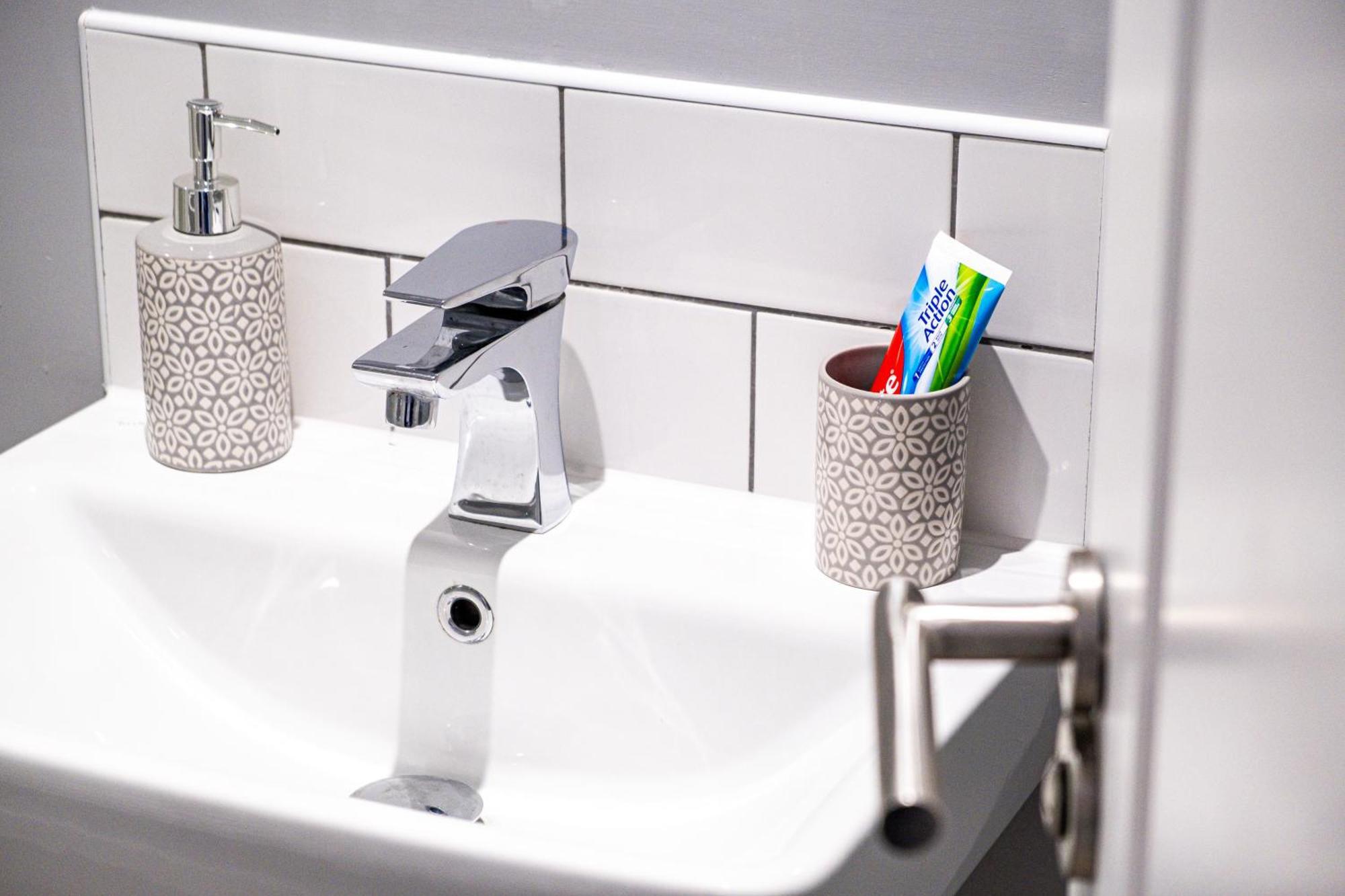 City Centre Emerald Escape - Sleeps-6, 2Beds & 2Baths , Netflix , Free Internet 伯明翰 外观 照片